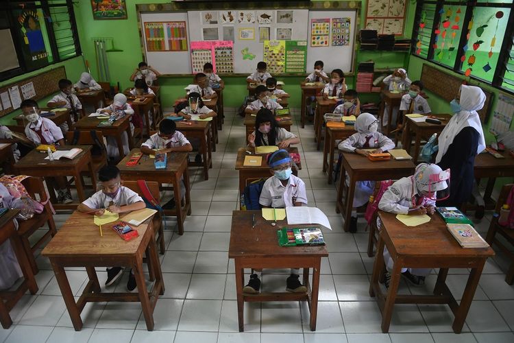 Siswa mengikuti Pembelajaran Tatap Muka (PTM) di SDN 08 Kenari jakarta, Senin (3/1/2022). Pemerintah Provinsi (Pemprov) DKI Jakarta resmi menerapkan Pembelajaran Tatap Muka (PTM) dengan kapasitas 100 persen di seluruh sekolah dengan protokol kesehatan yang ketat. ANTARA FOTO/Akbar Nugroho Gumay/aww.