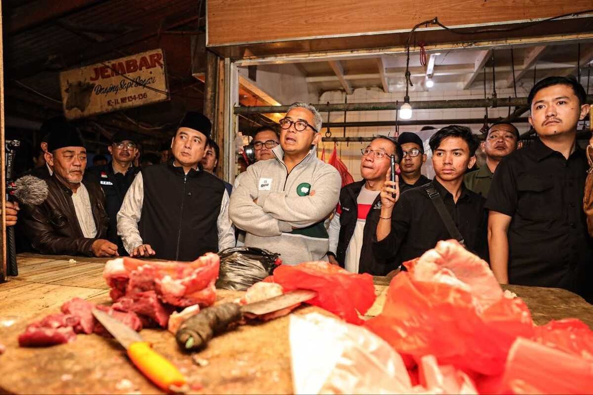 Wali Kota Bandung Muhammad Farhan dan Wakil Wali Kota Bandung Erwin, bersama jajaran Forkopimda, Pj Sekda Kota Bandung, serta kepala dinas, melaksanakan sahur bersama dan shalat subuh berjemaah di Pasar Induk Caringin, Minggu, (2/3/2025).