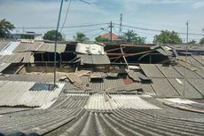 Petugas PPSU Dikerahkan Perbaiki Rumah Warga yang Diterjang Angin Kencang di Semper Barat