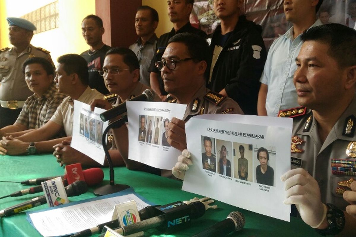 Kabid Humas Polda Metro Jaya Kombes Pol Argo Yuwono (tengah) saat merilis penangkapan tahanan yang kabur dari Rutan Polres Metro Jakarta Barat di RS Polri, Minggu (17/9/2017).