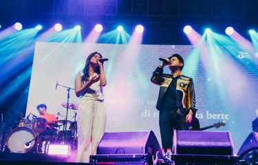 Juicy Luicy dan Mawar de Jongh dalam penampilannya di tur Konser Untuk Korban Sakit Hati Lagi di Bekasi Convention Center pada Minggu, 16 Februari 2025.