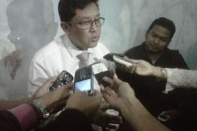 Ali Masykur Musa meladeni wawancara pewarta usai menghadiri diskusi terbuka di kantor Persatuan Wartawan Indonesia (PWI) Perwakilan Kediri, Jawa Timur, Sabtu (9/11/2013).