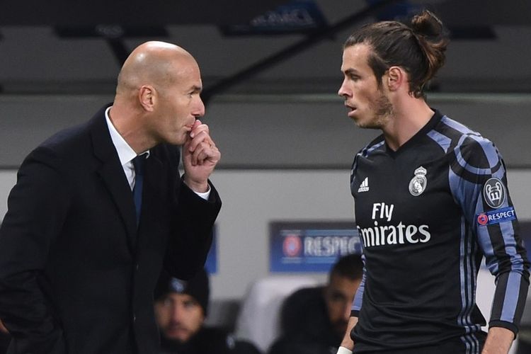 Pelatih Real Madrid, Zinedine Zidane (kiri) saat memberikan instruksi kepada pemainnya, Gareth Bale, pada laga Liga Champions kontra Legia Warsaw di Polandia, 2 November 2016.