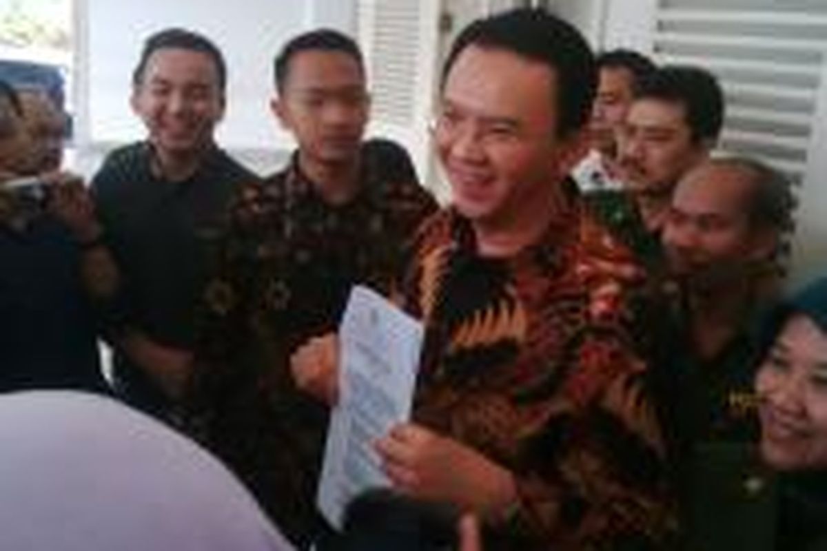 Gubernur DKI Jakarta Basuki Tjahaja Purnama menunjukkan surat penolakan DPRD menerbitkan Perda APBD 2015, di Balai Kota, Senin (23/3/2015). 