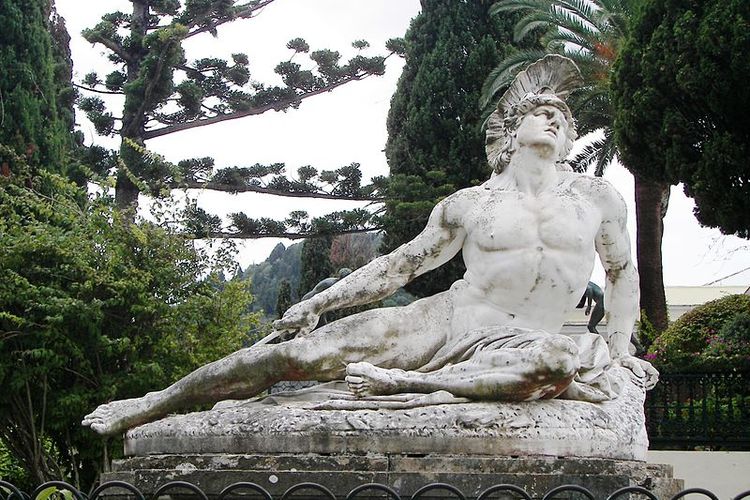 Patung Achilles yang terluka pada bagian tumitnya hingga menyebabkan ia meninggal dan menjadi asal-usul dari ungkapan Achilles heel.