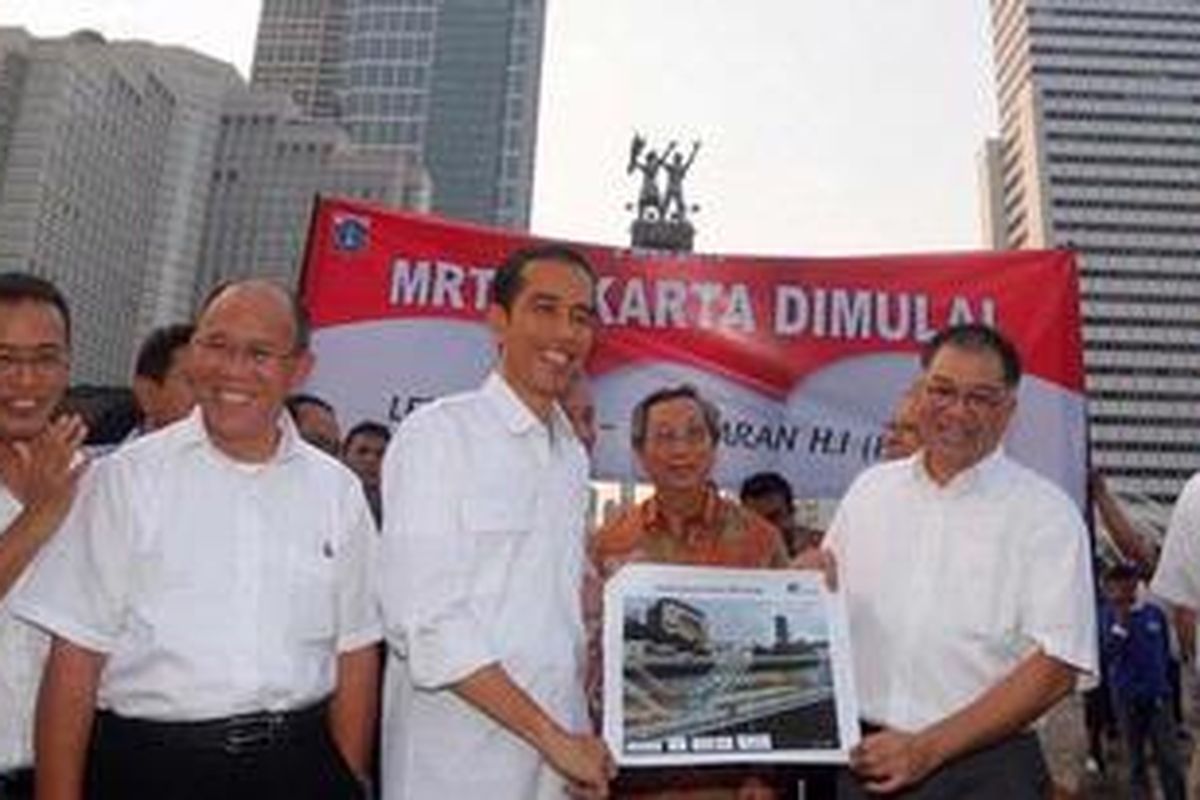 Gubernur DKI Jakarta Joko Widodo (kiri) dan Direktur Utama Mass Rapid Transit (MRT) Dono Boestami (kanan) memegang gambar maket stasiun Mass Rapid Transit (MRT) yang akan dibangun di Bundaran Hotel Indonesia, pada pencanangan pembangunan MRT Jakarta di Bundaran Hotel Indonesia, Jakarta, Kamis (2/5/2013). Pembangunan MRT tahap Pertama, yaitu jurusan Lebak Bulus - Bundaran HI, dinyatakan dimulai. Tiga paket underground yang akan dikerjakan; dua paket diantaranya dikerjakan oleh perusahaan pemenang tender yaitu joint venture Shimizu-Obayashi-Wijaya Karya-Jaya Construction, dan   satu paket lainnya dikerjakan oleh Sumitomo Mitsui Construction Company (SMCC)-Hutama Karya.

