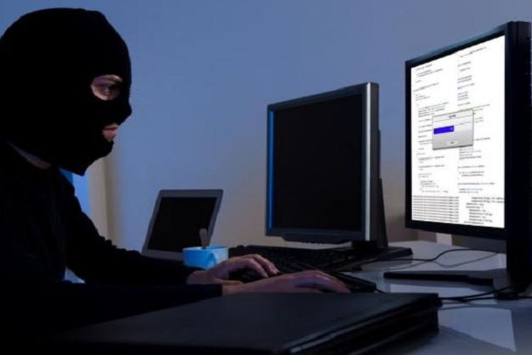 Seorang Hacker sedang membajak salah satu situs. (123RF/ Andriy Popov)