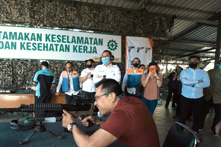 Anang Hermansyah mencoba menembak ketika berkunjung ke PT Pindad (Persero). Di bawah pengawasan profesional, suami Ashanty ini terlihat beberapa kali sukses mengenai sasaran tembak.