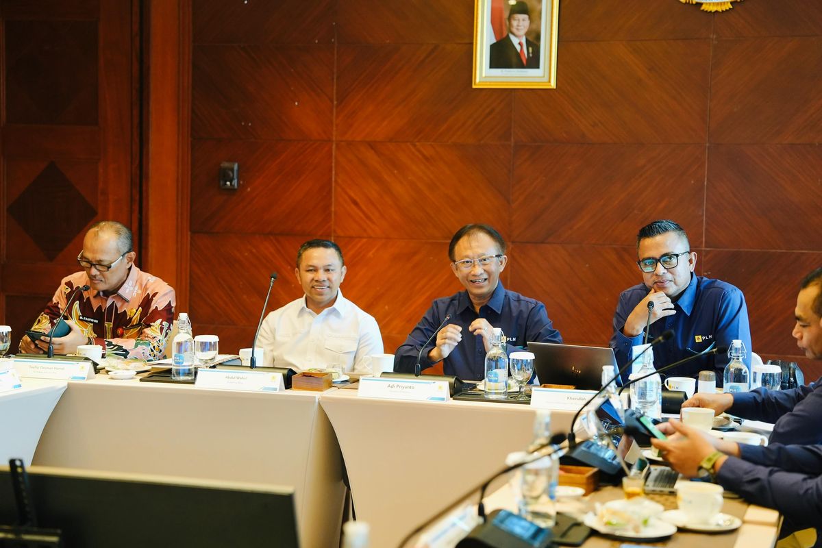 Gubernur Riau Abdul Wahid bersama para bupati dan wali kota se-Riau menyambangi Kantor Pusat PLN di Jakarta, Selasa (6/5/2025).