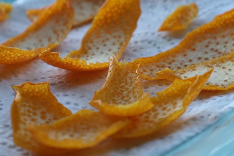 Ilustrasi kulit jeruk kering.