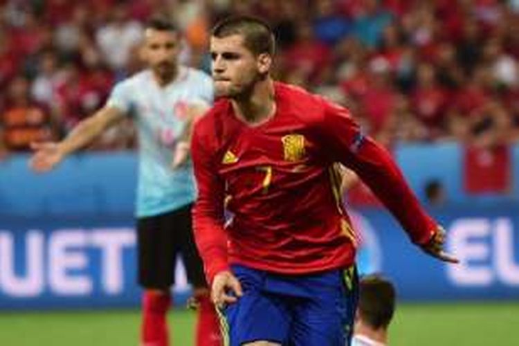 Penyerang Spanyol, Alvaro Morata, melakukan selebrasi usai membobol gawang Turki, dalam laga Piala Eropa 2016 di Nice, Perancis, pada 17 Juni 2016.