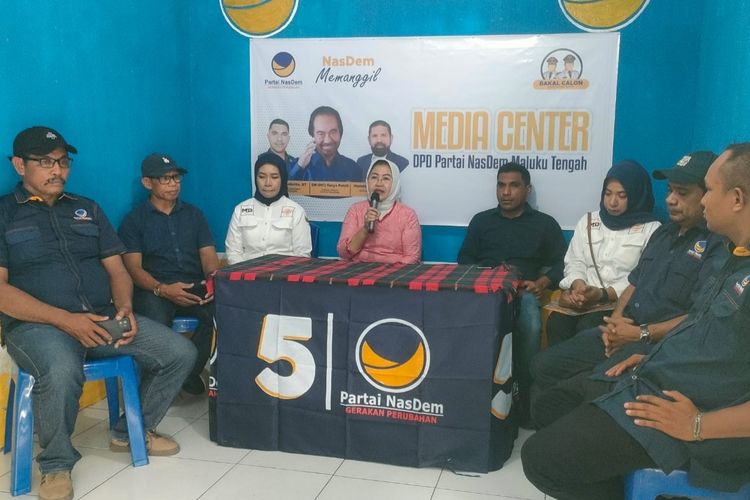 Anggota DPD RI Mirati Dewaningsih mendaftar sebagai bakal calon bupati Maluku Tengah di DPD Partai NasDem Maluku Tengah, Selasa (7/5/2024).