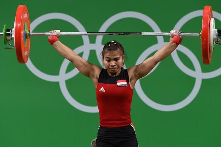 Sri Wahyuni Agustiani berhasil mengangkat barbel seberat 85 kg saat angkatan snatch. 