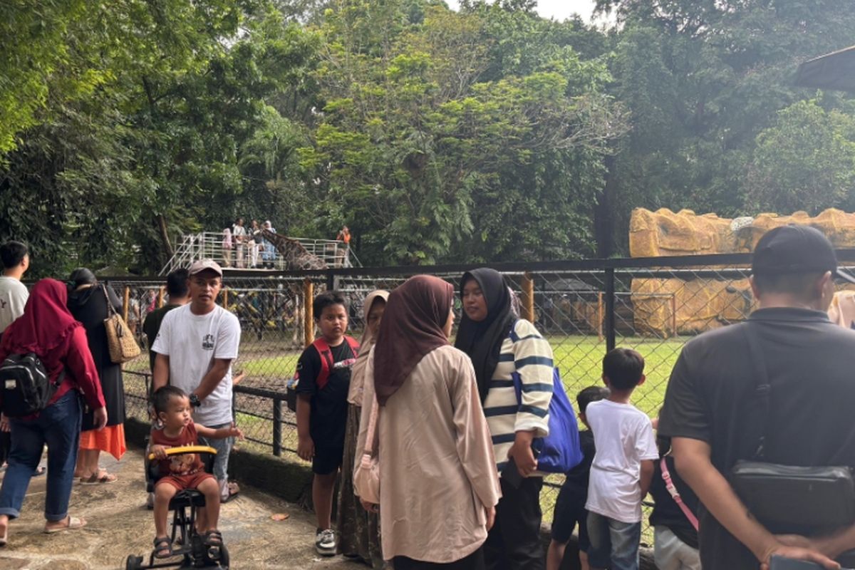 Sejumlah pengunjung di KBS saat momen libur panjang, Senin (27/1/2025).