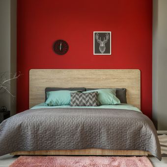 Ilustrasi kamar tidur dengan warna cat merah.