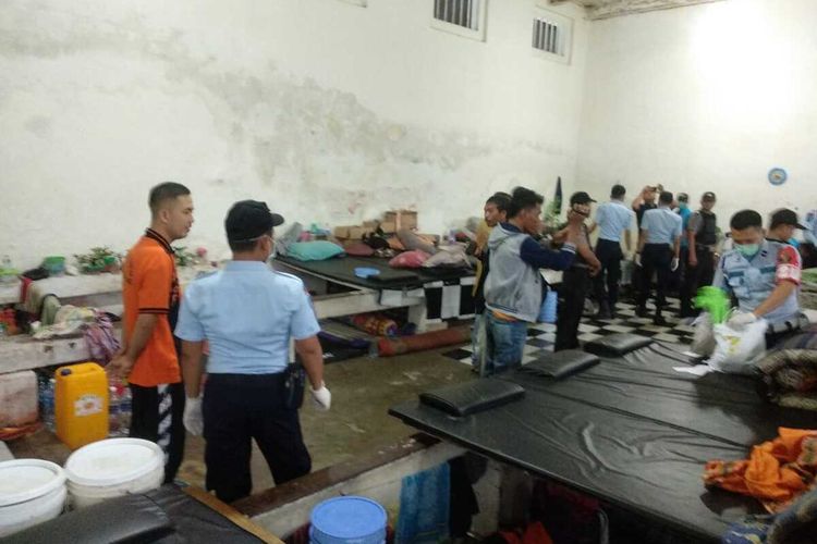 Mengantisipasi adanya peredaran narkoba di Lapas dan Rutan Kelas I Tanjungpinang, Kepulauan Riau, petugas gabungan dari Kementerian Hukum dan HAM melakukan operasi mendadak di Lapas dan Rutan Kelas I Tanjungpinang.