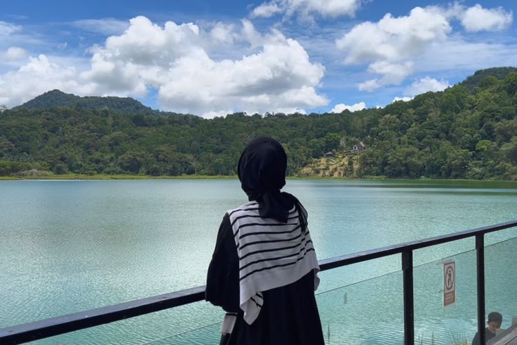 Potrait wisatawan sedang melihat panorama Danau Linow, Sulawesi Utara, Jumat (31/10/2025). 