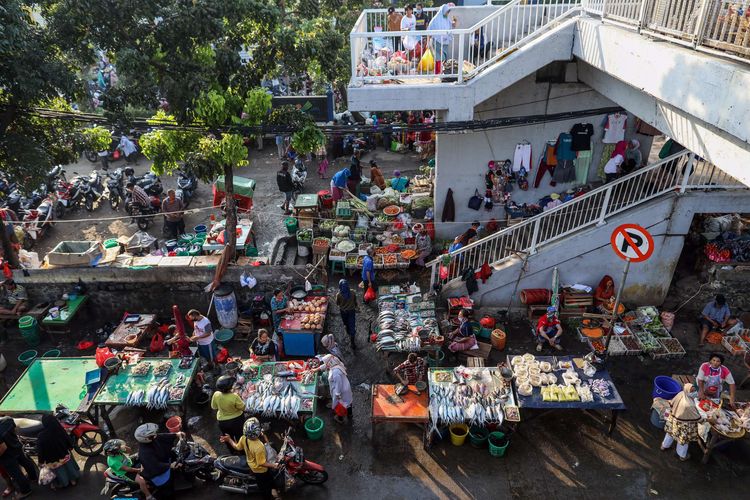 Warga berbelanja kebutuhan lebaran di Pasar Klender, Jakarta Timur, Jumat (22/5/2020). Menjelang Hari Raya Idul Fitri 1441 H, pasar tradisional ramai dikunjungi warga meskipun dalam masa pandemi COVID-19, tanpa memperhatikan protokol kesehatan seperti memakai masker dan menjaga jarak.