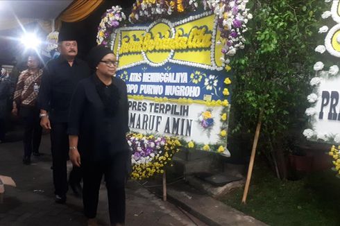 Tiba di Rumah Duka, Suami Menlu Retno Marsudi Rangkul Anak Sutopo