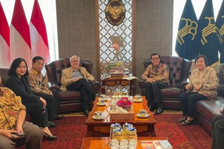 Pertemuan Menkumham RI Yasonna Laoly dengan Presiden WAML Roy Beran di Kantor Kemenkumham Jakarta, Kamis (2/5/2024).