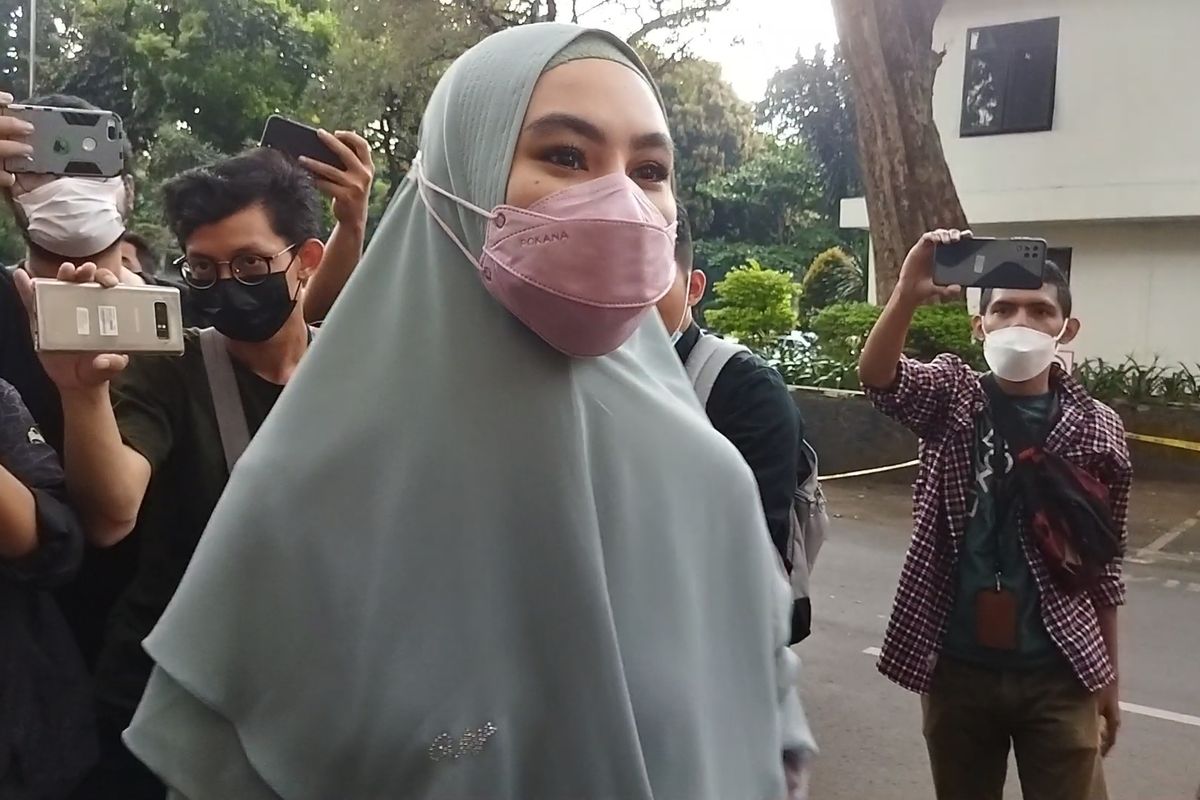 Pembawa acara Kartika Putri (tengah) saat ditemui di Polda Metro Jaya, Rabu (14/4/2021).