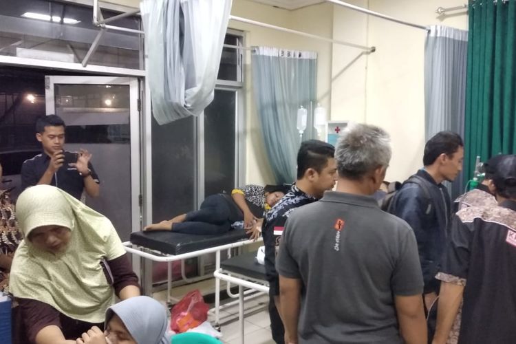 KPU Kabupaten Bogor menjenguk sejumlah petugas yang tengah dirawat di rumah sakit Kecamatan Cariu Kabupaten Bogor, Kamis (18/4/2019) 