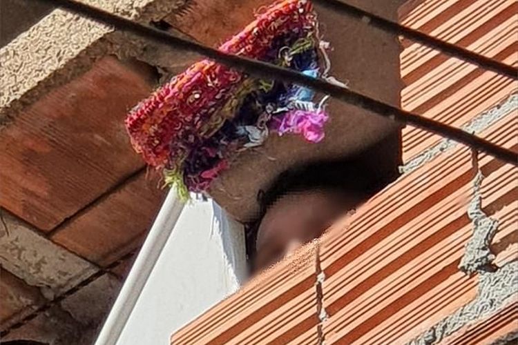 Seorang bocah berusia 11 tahun dipaksa tingal di dalam tong dan ditinggalkan di pojokan balkon sebuah rumah di Sao Paulo, Brasil