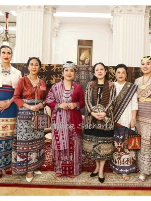 Ketua Komisi IV Dewan Perwakilan Rakyat Republik Indonesia (DPR RI) Titiek Soeharto (ketiga dari kiri) mengenakan warisan Nusantara (wastra) berupa kain tenun Nusa Tenggara Timur (NTT) saat menghadiri acara Himpunan Ratna Busana bertajuk ?Mengenal Wastra, Busana, Budaya, dan Kuliner Nusa Tenggara Timur? pada 10 Mei 2025.