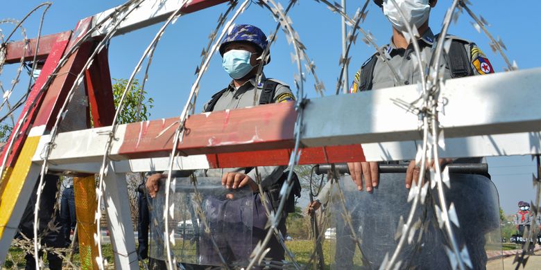 The Capital of Myanmar Is Surrounded by a Barbed Fence Amid Threat of a Military Coup