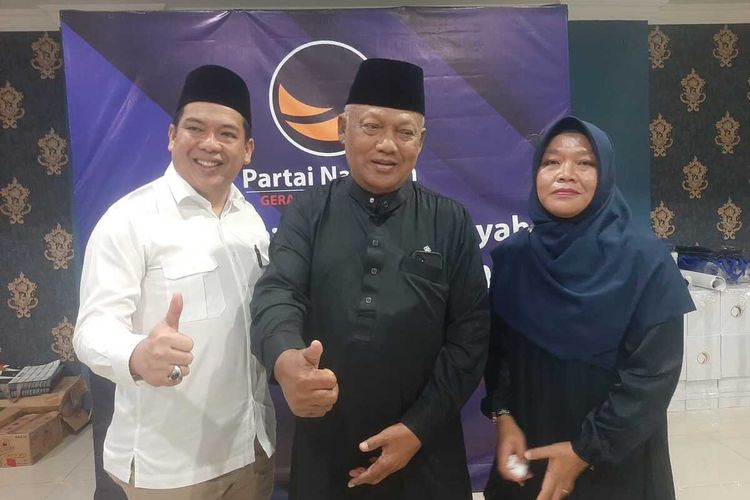 Pasanga bakal calon wali kota Probolinggo Aminudin (kiri) dan Ina Dwi Lestari menerima rekom dari Partai Nasdem Jatim, Kamis (21/6/2024).