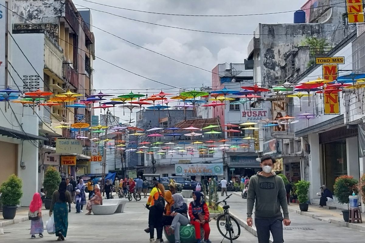 Foto-foto: Kawasan pedestrian ala Braga dan Malioboro-nya Tasikmalaya sesuai sebutan Gubernur Jawa Barat Ridwan Kamil, diserbu masyarakat yang antusias berkunjung dan berswafoto di dua kawasan pusat kota Tasikmalaya, Jawa Barat, Kamis (27/10/2022).