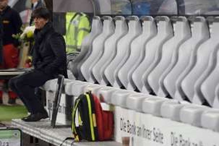 Pelatih tim nasional Jerman, Joachim Loew, duduk di bangku cadangan Hamburg Arena pada laga kualifikasi Piala Dunia 2018 kontra Rep Ceko, Sabtu (8/10/2016).