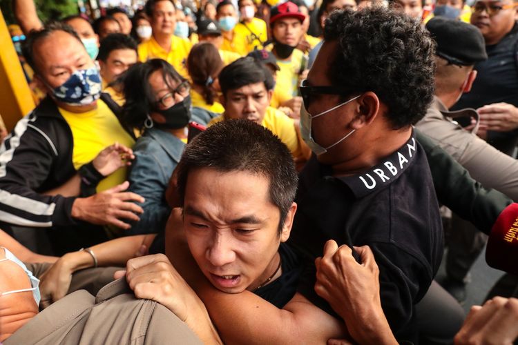 Bentrok massa pro-kerajaan dengan demonstran pro-demokrasi di Universitas Ramkhamhaeng, Bangkok, Thailand, pada Rabu (21/10/2020).