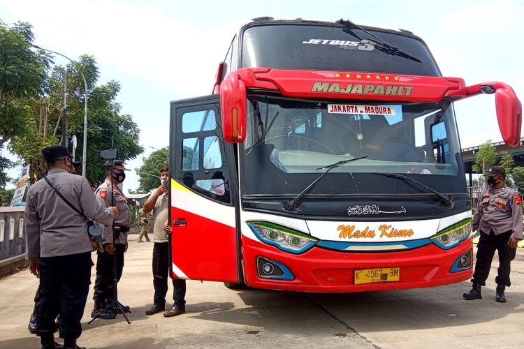 Petugas gabungan lakukan pemeriksaan terhadap bus yang melewati Jalur Pantura di Rembang, Kamis (6/5/2021)
