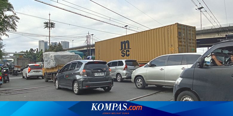Macet di Latumenten Bukan Cuma Gara-Gara Kereta, Warga Soroti Truk Kontainer