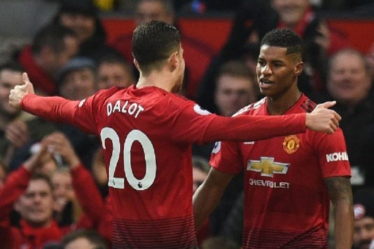 Marcus Rashford disambut Diogo Dalot seusai mencetak gol pada pertandingan Manchester United vs Brighton & Hove Albion dalam lanjutan Liga Inggris di Stadion Old Trafford, 19 Januari 2019. 