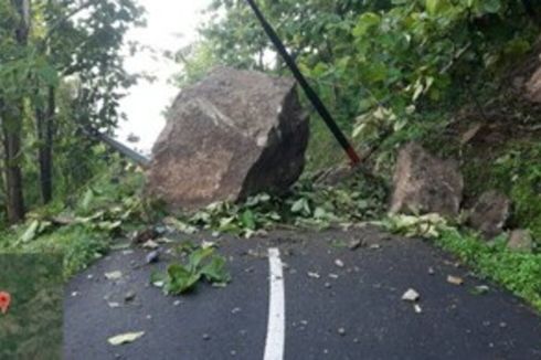 Bongkahan Batu Besar Tutup Jalan Kabupaten di Gunungkidul, Akses Terputus