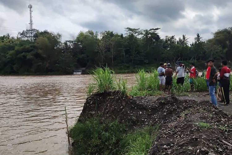 Tim SAR gabungan mencari pemuda hilang di Sungai Progo pada wilayah Pedukuhan Temben, Kalurahan Ngentakrejo, Kapanewon Lendah, Kabupaten Kulon Progo, Daerah Istimewa Yogyakarta.