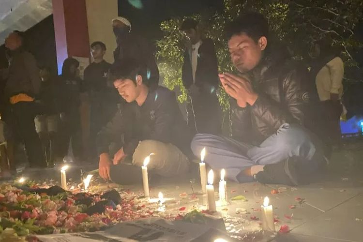 Aulia Rachman (kanan) adalah penyintas Tragedi Stadion Kanjuruhan.