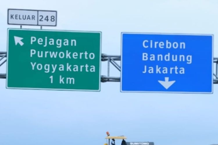 Pelebaran Jalan Tol Jakarta-Cikampek sebagai antisipasi arus lonjakan pemudik Lebaran 2022