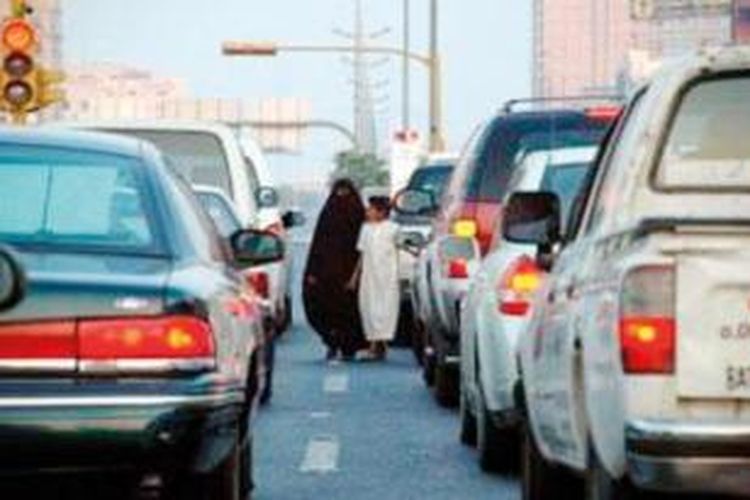 Pengemis terlihat di salah satu ruas jalan di kota Jeddah, Arab Saudi.