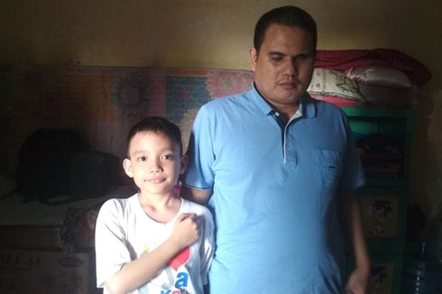 Kisah Ikhsan, Bocah 10 Tahun Tak Malu Bantu Ayah yang Tunanetra Jualan Keripik (1)