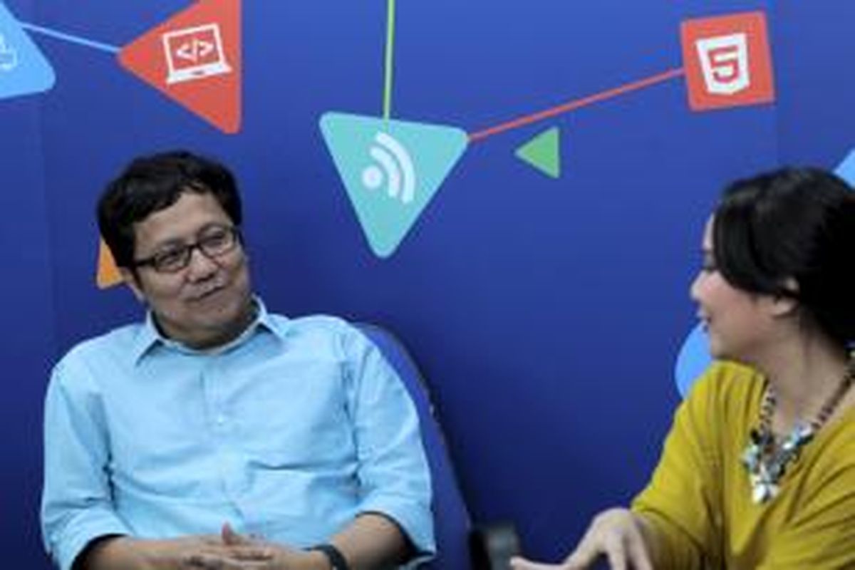 Pemain musik, pencipta lagu, dan produser musik kenamaan Indonesia, Erwin Gutawa, saat wawancara di kantor redaksi Kompas.com, Jakarta, Kamis (1/10/2015). Ia bersama putrinya, Gita Gutawa, kembali menemukan anak-anak bertalenta di bidang musik sebagai generasi baru dalam program bernama Di Atas Rata Rata (DARR), yang antara lain berwujud album kompilasi.