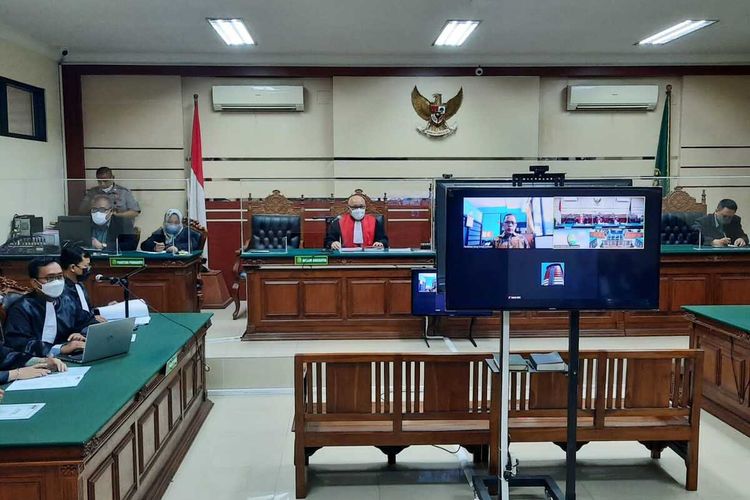 Sidang perdana perkara suap hakim Itong di Pengadilan Tipikor Surabaya, Selasa (21/6/2022).