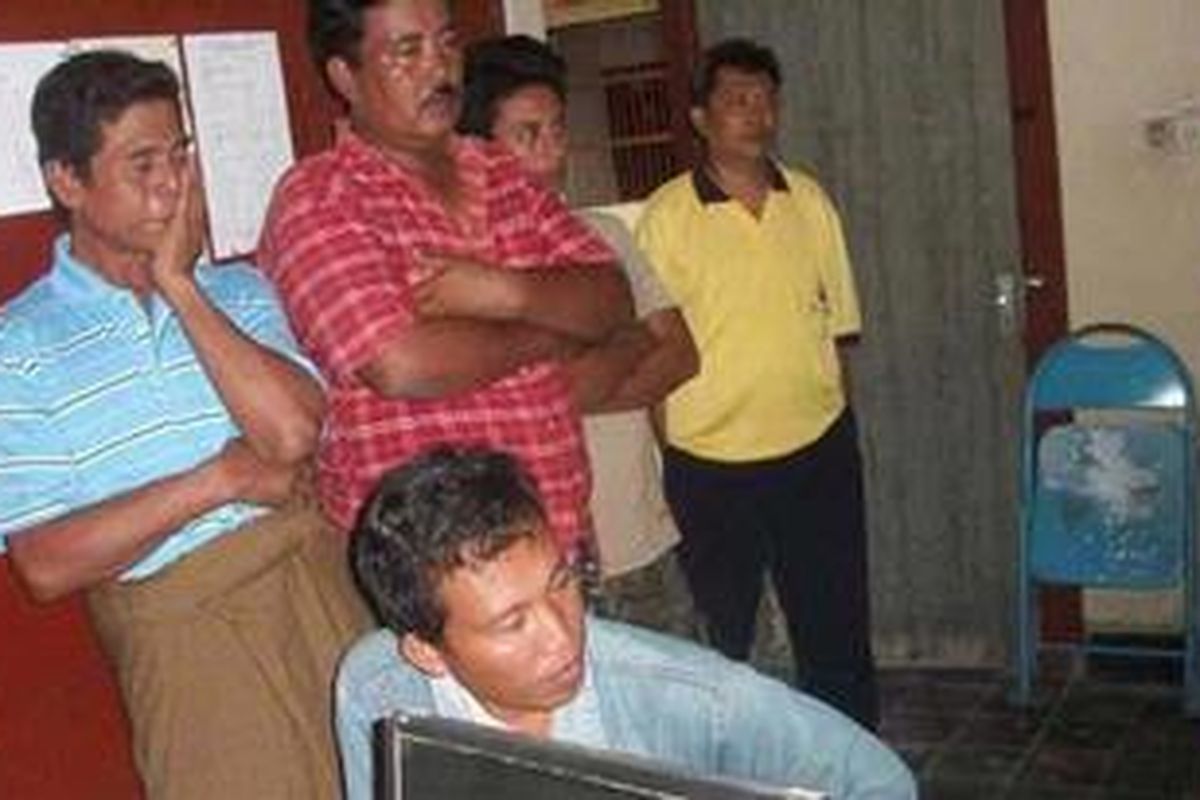 Empat tersangka perjudian sedang menjalani pemeriksaan di Mapolsek Galis. Mereka menggunakan pengintai di atas pohon untuk lolos dari Polisi. Namun kali ini mereka tak beruntung.