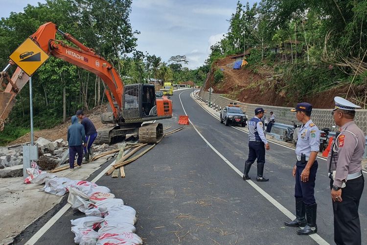 Perbaikan jembatan Bubong, Putat, Patuk, Gunungkidul. Senin (22/1/2024)