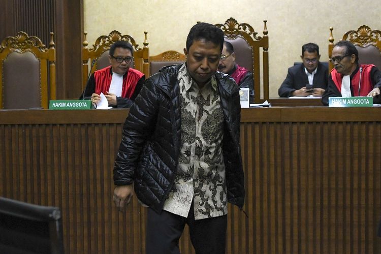 Terdakwa dugaan suap jual beli jabatan di lingkungan Kementerian Agama Romahurmuziy  berjalan meninggalkan ruang sidang usai menjalani sidang eksepsi  di Pengadilan Tipikor, Jakarta, Rabu (18/9/2019). Sidang eksepsi Mantan Ketua Umum Partai Persatuan Pembangunan (PPP) tersebut ditunda dikarenakan terdakwa dalam keadaan sakit. ANTARA FOTO/Nova Wahyudi/pras.
