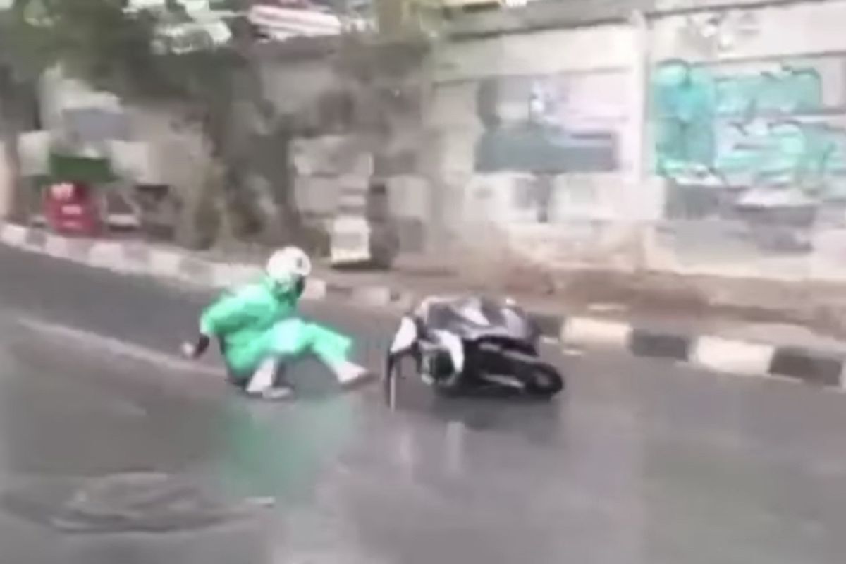 Pemotor yang tergelincir saat hujan di daerah Manggarai Jakarta Selatan