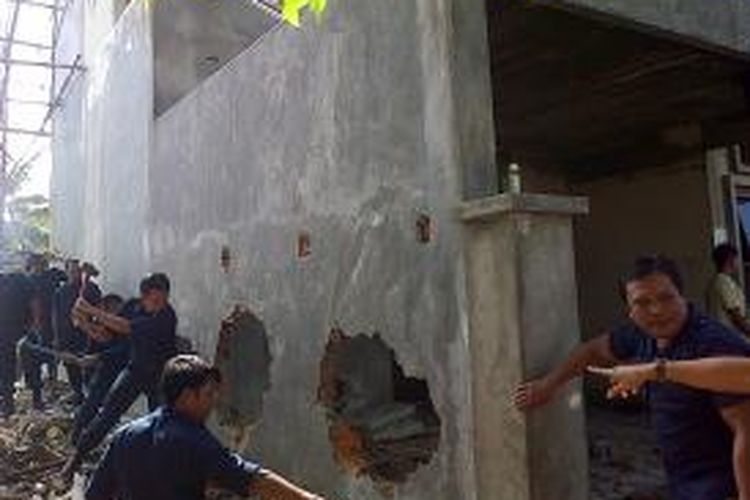 Petugas Satuan Pol PP kota Kendari, membongkar paksa teras garasi rumah milik Kepala Badan Penanggulangan Bencana Daerah (BPBD) Kabupaten Muna, karena telah melanggar sempadan jalan.