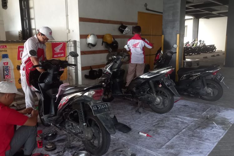 Servis motor Honda oleh AHASS Kalioso di kantor Tribun Solo.